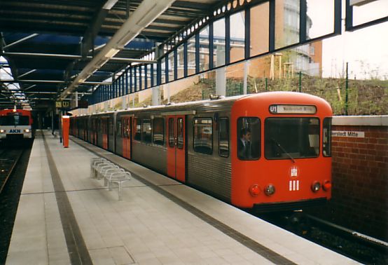 In den ersten Jahren kamen auch noch DT3 mit alter Front nach Norderstedt-Mitte. Das Modernisierungsprogramm der DT3 wurde 2001 abgeschlossen, seit 2003 kommt die Baureihe DT3 planmäßig gar nicht mehr nach Norderstedt-Mitte.